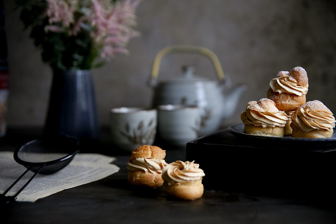 Profiterol cu cremă dublă de caramel sărat