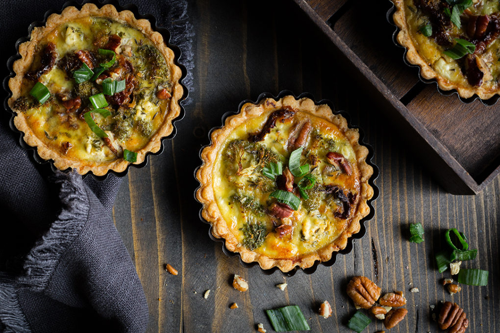 Mini quiche cu broccoli, brânză de capră și nuci pecan